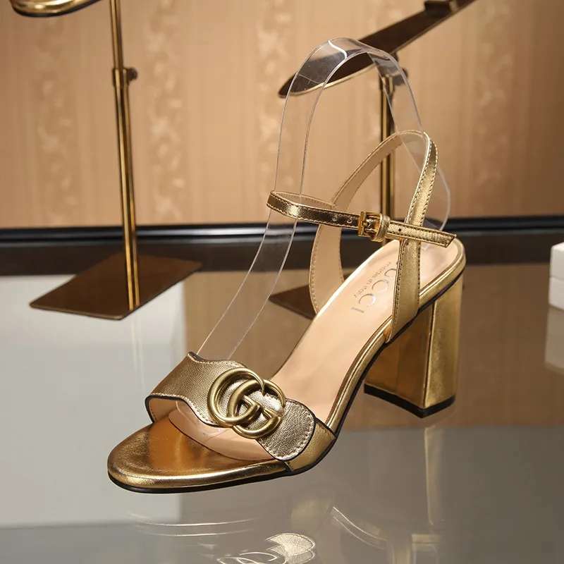 👟👟Ex-factory price 320👟👟 Gucci (GUCCI) official website 1:1 exquisite bronze buckle new summer one-line sandals. The workmanship is great and reassuring. The leather is shiny and tough. Comfortable and super comfortable to walk. It meets the actual needs of the public and is easy to control. Recommended fabric: first-layer cowhide lining/feet: sheepskin 🐑 rubber outsole. Heel height: 8cm. Color: gold, light gold, black, white, red, apricot. Size: 34-39 (sizes 40 and 41 need to be customized). Comes with receipt.
